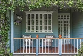 Anda dapat mempercantik rumah sederhana dari kayu dengan membuat sebuah pagar yang menempel pada teras rumah untuk membuat rumah anda terjaga. 6 Bentuk Rumah Unik Dari Kayu Terbaik Untuk Hunian Courtina Courtina