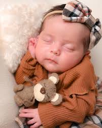 Mis huesos hicieron los tuyos, mi cuerpo se estiró para llevarte dentro,mi  sangre te dio los nutrientes y hoy fabrica tu lechita, me tuviste en una  cama guardando reposo seis meses para