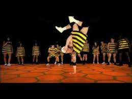 Watch Jennifer Lopez S Boyfriend Casper Smart Dance In A Bee Costume Performance Art Bee Dance