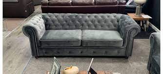 The gray velvet chesterfield sofa is so versatile that it contrasts harmoniously in both dark and light colored environments, becoming a focal point or center of attention, thanks to its modern appearance, which enhances its condition in traditional and minimalist environments. Chesterfield Infinity 3 2 Seater Grey Plush Velvet Sofa Set With Wooden Legs Leather Sofa World