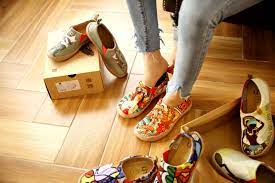Uin is the brand of travel canvas shoes with spanish artistic design. Monaco Girl Uin Art Shoes Chaussure
