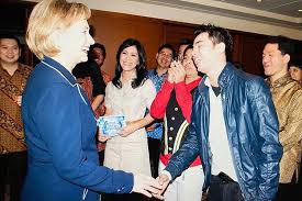 Contact hillary clinton on messenger. Cerita Raffi Ahmad Soal Foto Dengan Hillary Clinton Salaman Hingga Dapat Visa Amerika