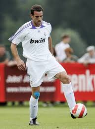 19 punkte rückstand haben die königlichen im meisterschaftsrennen auf den fc barcelona. Christoph Metzelder Of Real Madrid In 2007 Sports Jersey Football Real Madrid