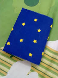 Potong kain flanel warna 2 kira'' ukurannya setengah buku lebih (dari pinggir buku sampai tengah buku di lebihkan kurang lebih 5 atau 6 cm) kemudian potong warna 3 dan 4 berbentuk seperti. Intan Handycraft Intan S Journey