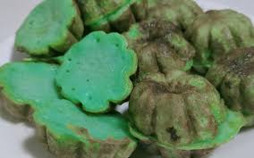 Place all the ingredients, except the oil and sugar into a blender and blitz until batter is smooth. Kuih Archives Nota Resipi