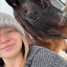 What saddle clubs or 4H horse groups are available in Onamia?