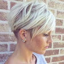 Sachez que cela rajeunit davantage que les cheveux raides. Epingle Sur Coiffure