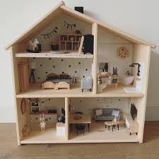 Modern Poppenhuis Ikea Diy Diy Dollhousesikea Ikea Modern Poppenhuis In 2020 Modernes Puppenhaus Barbie Haus Mobel Puppenhaus