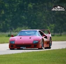 Un mecánico salió a darle una vuelta a un #Ferrari #F40 y tal cual... lo  volteó. Ocurrió en Reino Unido, en Marykate, cuando un técnico de servicio  salió a la carretera a