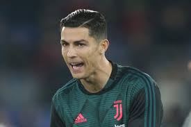 Полное имя — криштиану роналду душ сантош авейру (cristiano ronaldo dos santos aveiro). Positiv Auf Corona Getestet Cristiano Ronaldo In Quarantane Duell Mit Messi In Gefahr