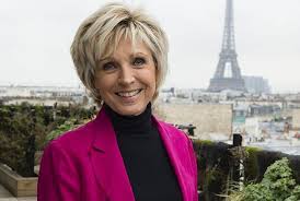 Passé 60 ans, les cheveux ont tendance à s'affiner et à manquer de volume. Evelyne Dheliat Avec Des Cheveux Longs Dans Les Annees 60 Cette Photo Cree La Surprise