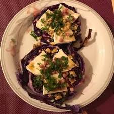 Gebackene Rotkohlsteaks Mit Ziegenkase Rezept Mit Video Kitchen Stories Rezept Kohl Steaks Rezepte Essensrezepte