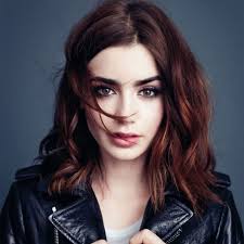 Whether they've made us laugh, swoon or reminisce, all these celebrities have one thing in common: Dark Haired Actresses Under 30 Extravital Fasion Lily Collins Hair Trendy Hair Color Hair Styles