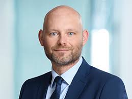 Kd, an 80 year old villager overhears his children say that they want him dead to claim their inheritance. Kd Bank Stiftung