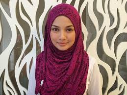 Neelofa menafikan yang beliau terkena buatan minyak pengasih sehingga mahu membelanjakan sejumlah wang yang banyak buat pu riz dan keluarganya. Neelofa Buka Butik Tudung Di Kuala Lumpur