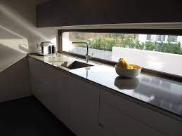 Die weißen hochglanzfronten bilden mit holzfarbenen schindeln eine edle kombination. Weisse Hochglanzkuche Fur Mehr Helligkeit Kuchen Design Magazin