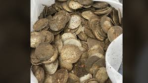 Solo para compartir con ustedes hace unos dias en mi rancho encontre una piedra grande y en mi. Un Hombre Encuentra Con Un Detector De Metales Un Tesoro De Mas De Mil Monedas De Los Siglos Xv Al Xvii
