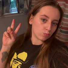 I am currently looking for a babysitter must be good with kids and a good  background I'm currently trying to find a job