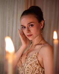 We're looking to collab with makeup artists/ makeup enthusiasts to create  eyeshadow tutorials