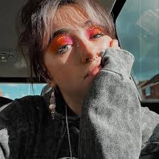 Hearts lost in her glow 💖🌷