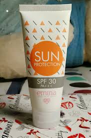 Nggak bikin kantong bolong karena harganya mulai rp20 ribuan saja! Review Emina Sun Protector Spf30 Pa Sunscreen Bagus Untuk Kulit Berminyak Dari Brand Lokal Carolline S Beauty Blog