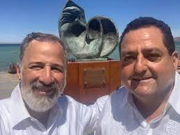 He tenido la fortuna de construir una amistad con Carlos Mendoza desde hace  casi 321,200 horas. Le mando un abrazo a un gran amigo, que ha sabido dar  ejemplo como hijo, padre,