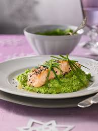 Lachs Im Sesammantel Auf Erbsenpuree Und Zuckerschotenstroh Von Chefkoch Chefkoch Rezept Erbsenpuree Erbsen Puree Erbsenpuree Rezept