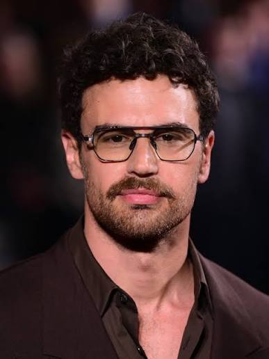 Dünyaca ünlü İngiliz aktör Theo James, internetteki kadın düşmanlığı ve  “incel” kültürünün yükselişi nedeniyle günümüzde bir erkek çocuk  yetiştirmenin, kız çocuk yetiştirmekten daha korkutucu olduğunu söylüyor:  “Bir erkek çocuk sahibi olmak dehşet
