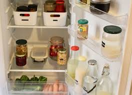 Inscrit dans une démarche responsable, acheter des meubles de seconde main apporte aussi du cachet à une cuisine contemporaine. Comment Bien Ranger Son Frigo Astuces Cuisine Minimaliste La Ptite Noisette