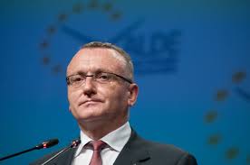 He had previously hold the same position in ponta iv cabinet, and, between 5 and 17 november 2015, acted as prime minister of romania, after president klaus iohannis accepted prime minister ponta's resignation. Demers Al SocietÄƒÅ£ii Civile Scrisoare DeschisÄƒ Impotriva NominalizÄƒrii Lui Sorin Cimpeanu Ca Ministru Al EducaÅ£iei Epoch Times Romania