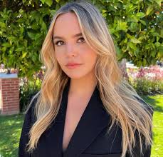 since the whole ordeal with ella reuniting with her parents, mackenzie has  since cut off all content with the burtons and is now living her best life  and is being her authentic self again. she is finally happy : r/SVU