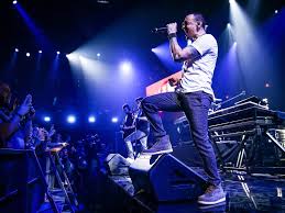 Tmz reports bennington was found hanging from a door separating his bedroom from his closet. 26 Celebrities React To Chester Bennington S Death