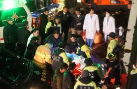 South korean rescue workers search for possible survivors from the debris of a collapsed building in gwangju on thursday yonhap via afp. 10 Dead Dozens Trapped In South Korea Building Collapse Thejournal Ie