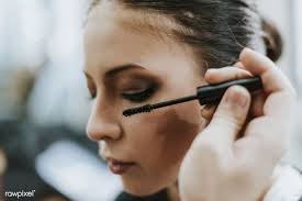 Download Premium Image Of Makeup Artist Applying Mascara Onto The Model How To Apply Mascara How To Clean Makeup Brushes Mascara