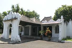 Jawa barat atau bumi pasundan merupakan salah satu provinsi di indonesia yang terletak di bagian barat. 9 Keunikan Rumah Adat Kasepuhan Rumahlia Com