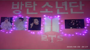 Dinding kamar tidur dengan banyak poster untuk army garis keras! Cat Kamar Bts Room Youtube
