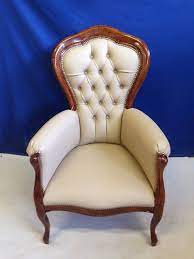 É principalmente una poltrona per salone anche se abbina perfettamente nelle camere da letto e in qualsiasi ingresso. Poltrona In Pelle Poltroncina Camera Da Letto Ufficio Classica
