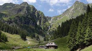 南部。ルーマニア中部を東西に走る。最高峰はモルドヴェアヌ山 (vârful moldoveanu, 2544 m)。トランシルヴァニア高原の南縁をなす。 トランシルヴァニア高原 トランシルヴァニア盆地とも。 Traseu In Fagaras Stana Din Valea Rea Lacul Triunghiular Varful Vistea Varful Moldoveanu Youtube