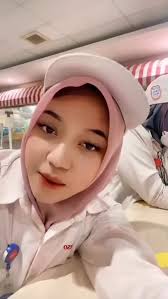 Veneer gigi adalah lapisan tipis yang ditempelkan pada permukaan depan gigi  untuk memperbaiki tampilan gigi yang bermasalah, seperti warna, bentuk,  atau ukuran yang tidak ideal., Thx to kak ...