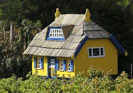 His conduct was positive and, reportedly, his commitment to his studies was remarkable. Briefkasten Passend Zum Haus In Born Auf Dem Darss Postkasten Darss Villa Kunterbunt Fischland Darss Ahrenshoop