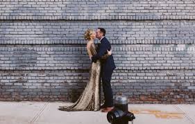 Maybe you would like to learn more about one of these? Goldenes Brautkleid Der Neueste Trend Fur Eine Glamour Pur Hochzeit