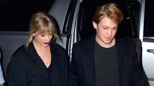 Born taylor alison swift on 13th december, 1989 in. Taylor Swift Says Boyfriend Joe Alwyn Absolutely Understands Her A Lister Lifestyle Entertainment Tonight