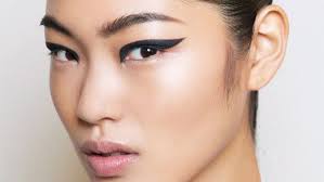 Thick eyeliner across the eye will make it look even smaller than it naturally is. Best Eyeliner For Eye Shape