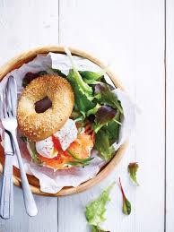 Bagels Au Saumon Fume Fromage Frais Et œuf Poche Delices Bagels Oeuf Poche Saumon Fume