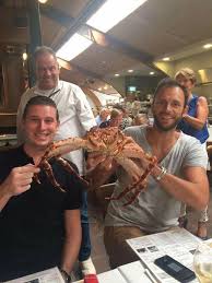 Den Oesterput Een Uniek Restaurant In Blankenberge Krijgt Regelmatig Bekende Gasten Over De Vloer Rechts Thomas Vermaelen Prof Basketter Links Acht Kust