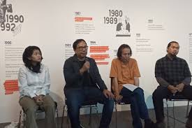 Artikel islami bahasa dan sastra indonesia bloging dan adsense cara dan syarat membuat kk ktp akta dll catatan guru catatan guru bahasa indonesia cerpen contoh pidato untuk. Tiga Buku Kumpulan Esai Dan Kritik Seni Rupa Dirilis Dkj Gaya Hidup