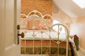 Il letto feng shui dovrebbe essere accessibile da entrambi i posti e non dovrebbe essere rivolto verso la porta. Feng Shui Come Organizzare La Camera Da Letto Nel Modo Migliore