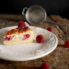 Une Part De Gateau Magique Aux Framboises Recette Gateau Recette Gateau Magique Gateau Magique