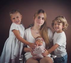 Ime dalija je latinskog porekla i izvedeno je od imena biljke dahlia što u prevodu može da se tumači kao georgina. Edin Dzeko Objavio Fotografiju Djece I Poslao Jasnu Poruku Haber Ba