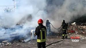 Ultime news oggi 01/06/2017 verso le ore 12 è scoppiato un grosso incendio in viale monza a milano all'incirca all'altezza del numero civico 200, i pompieri. Grosso Incendio A Milano Bruciano Rifiuti All Interno Di Un Capannone Alta Nube Di Fumo